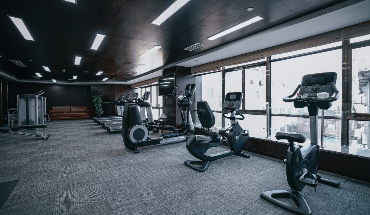Comparison of rubber tiles and foam mat in a fitness center during afternoon workout hours